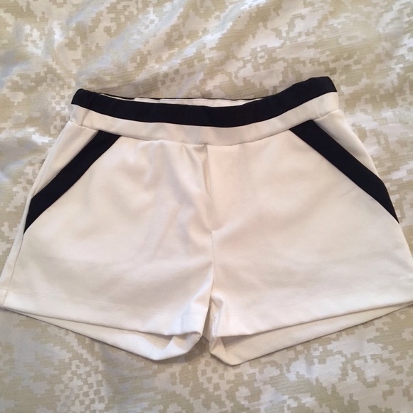 mine Pants - Mine High Waist Stretch B&W Shorts with Pockets mine Pants - Mine High Waist Stretch B&W Shorts with Pockets
